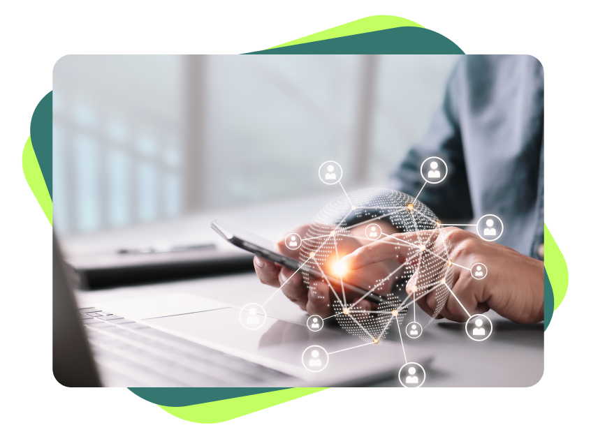 Mãos seguram um smartphone sobre um laptop, com uma representação digital de conexões globais e ícones de rede, simbolizando tecnologia e conectividade.